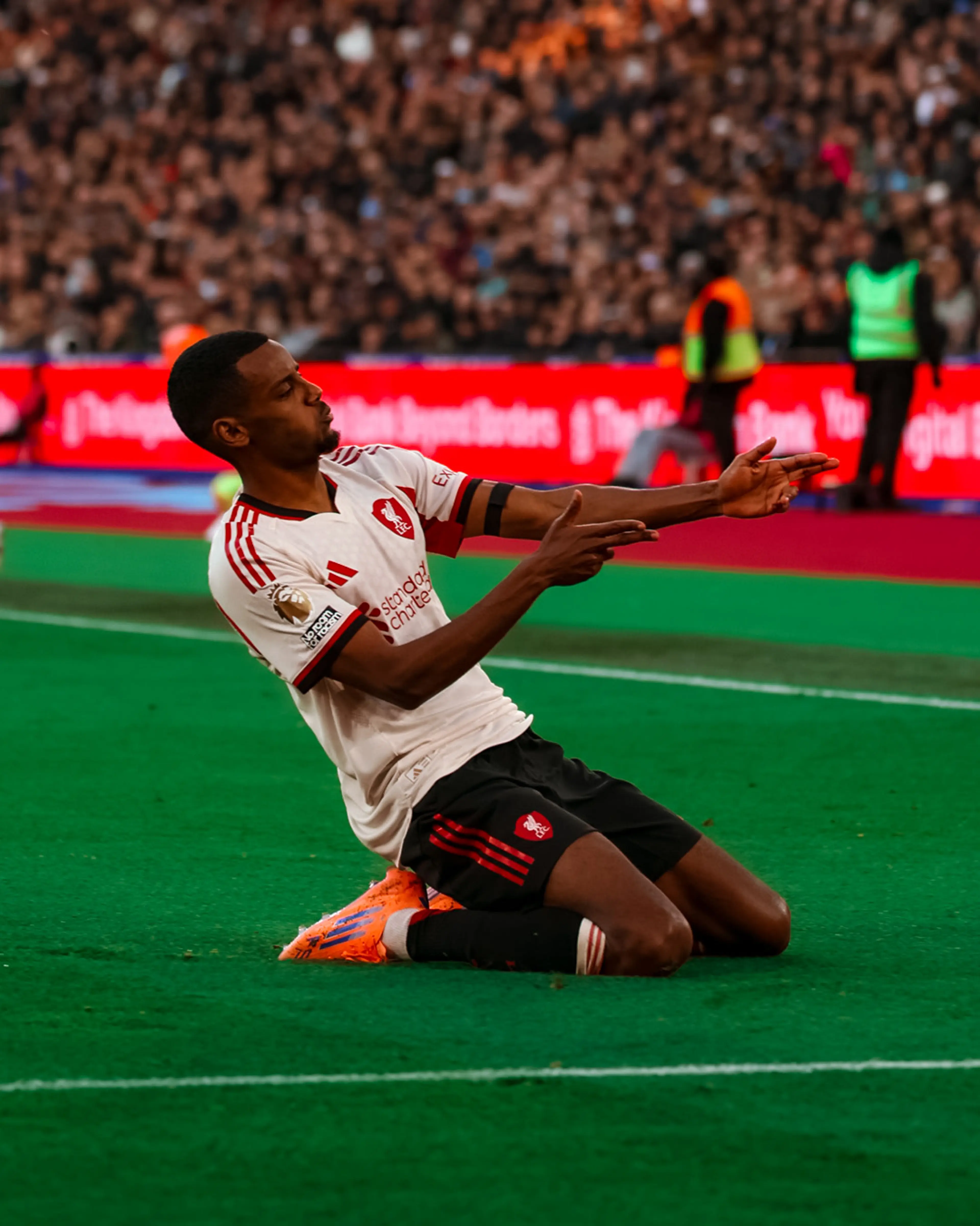 Alexander Isak celebrando su primer gol de liga con Liverpool