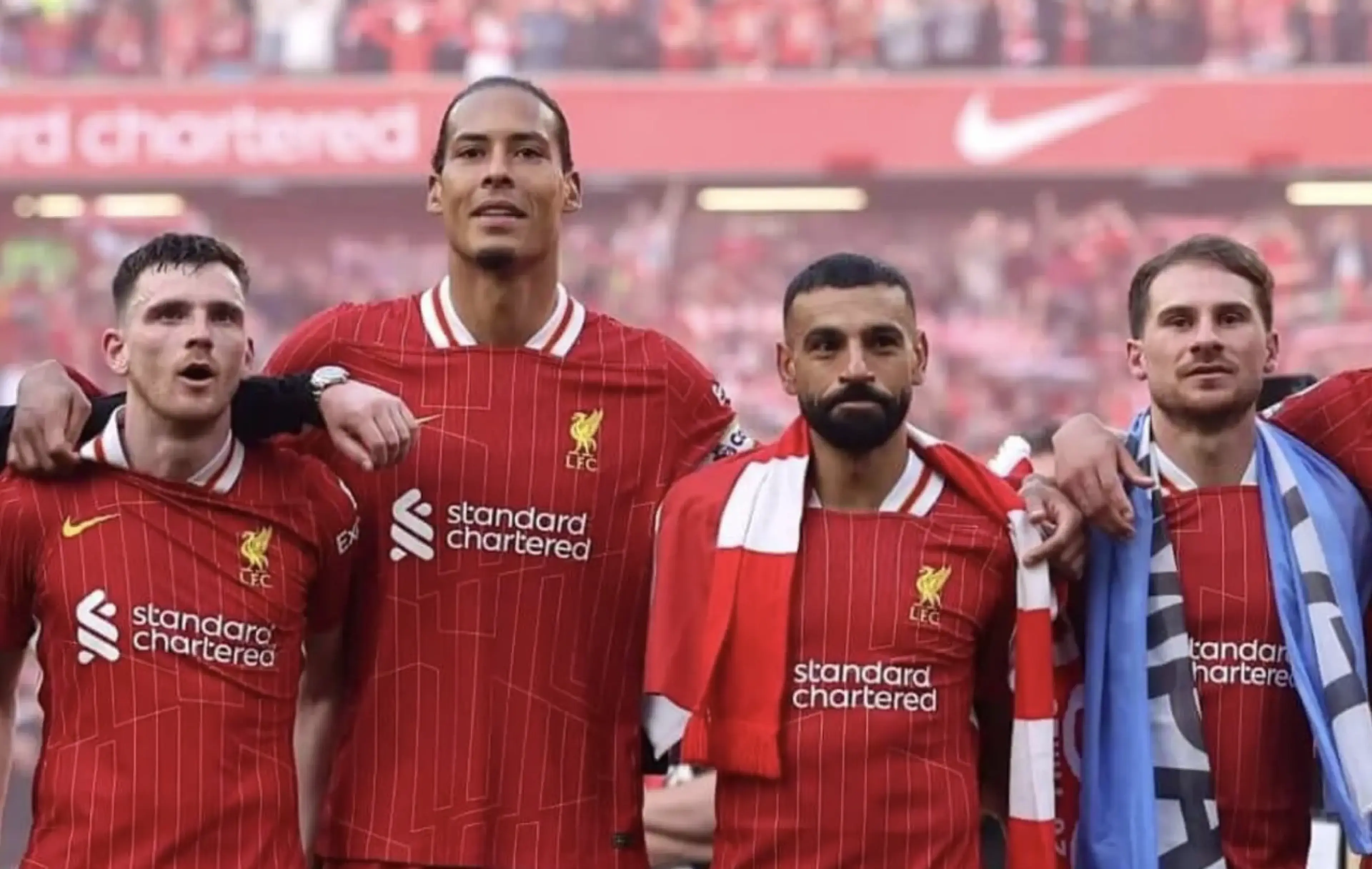 Andy Robertson, Virgil van Dijk, Mohamed Salah y Alexis Mac Allister, después de asegurar el campeonato 20 del Liverpool en Anfield, frente al Tottenham.