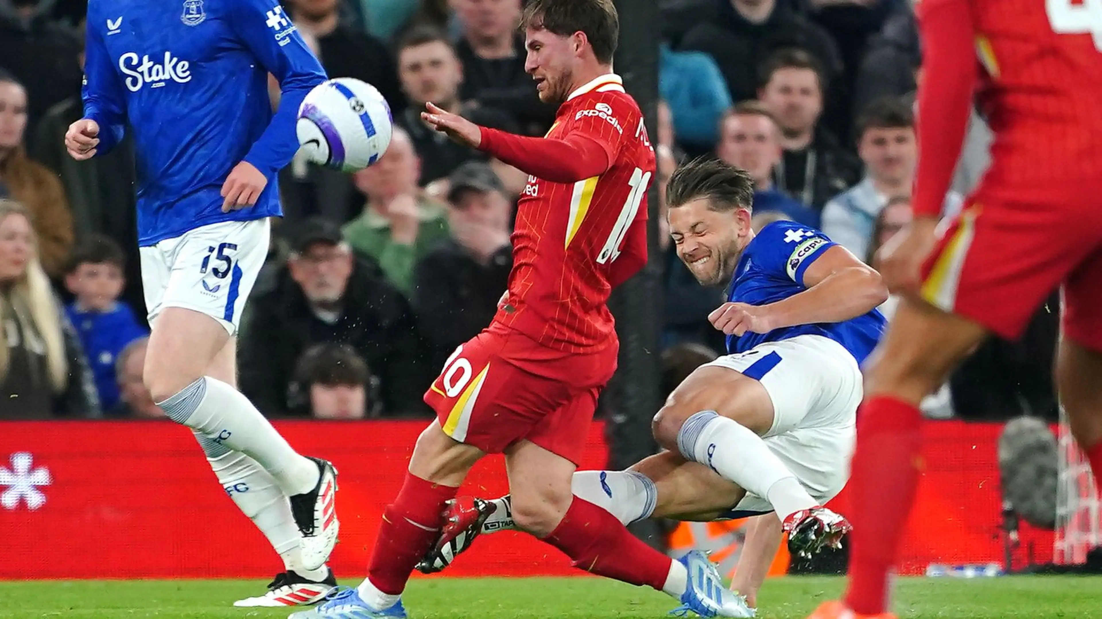 James Tarkowski en una entrada criminal contra Mac Allister
